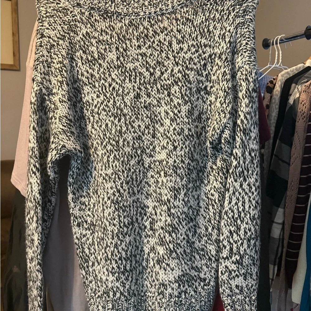 🖤 PINK by Victoria’s Secret Marled Knit V-Neck Sweater Size XS | Black & White - Picture 3 of 3